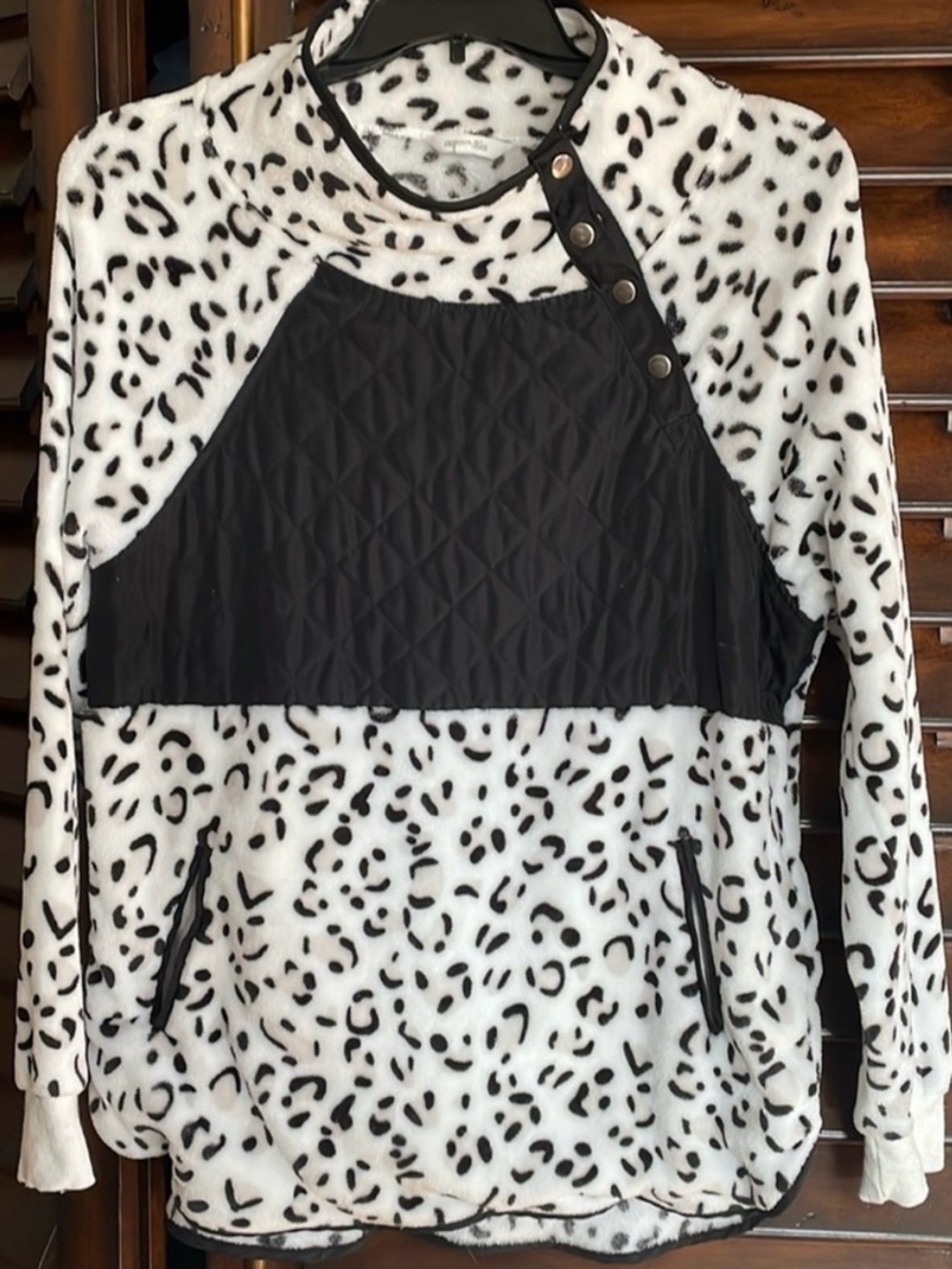 Amaryllis Tunic Length White Leopard Fleece Medium Top VGUC